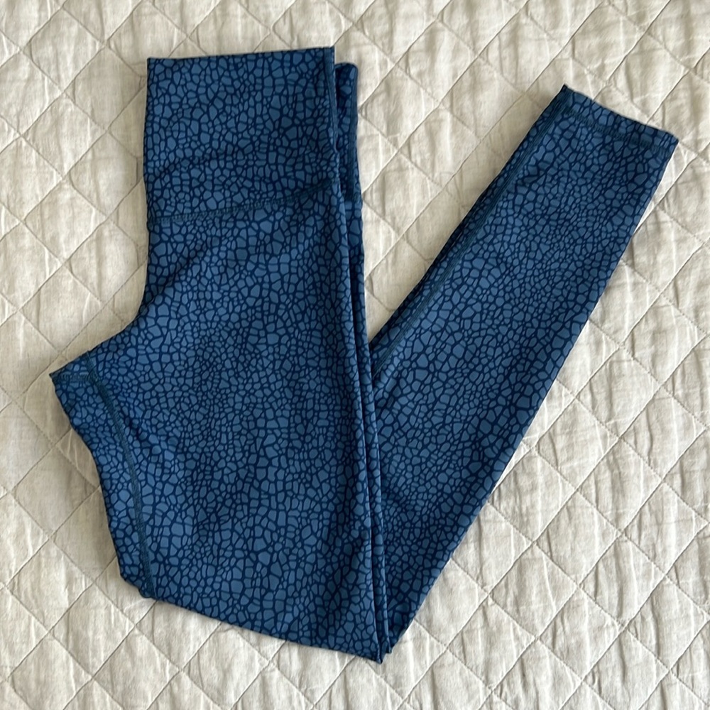 DYI high waisted 7/8 legging. Excellent condition. No pilling!
